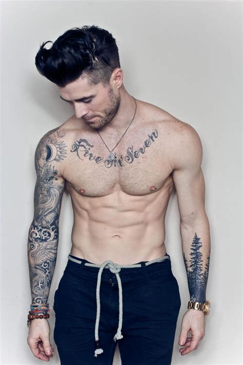 tatuajes pequeos tatuajes en el pecho para hombres|Las mejores 100 ideas de Tatuajes pequeños hombre。